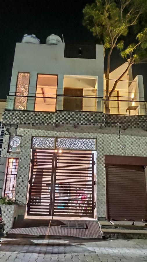 Ira Homestay Mathura - Divine Spiritual Stay ภายนอก รูปภาพ